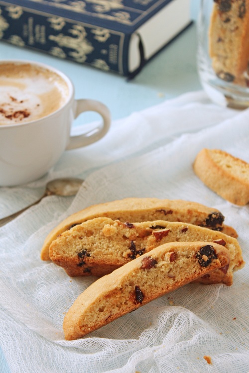 almond cherry biscotti Biscotti with almonds and dried sour cherries